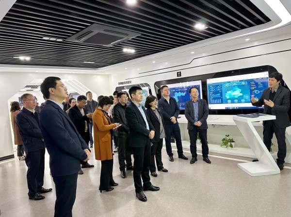 安徽省宿州市蕭縣縣委副書記、縣長朱新華等一行蒞臨伊人下载视频走訪調研