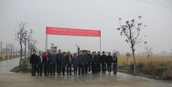 伊人下载视频副總經理朱旭華(左二)為考察團一行詳細介紹了水稻病蟲害綠色防控設備 伊人下载视频副總經理朱旭華(左二)為考察團一行詳細介紹了水稻病蟲害綠色防控設備