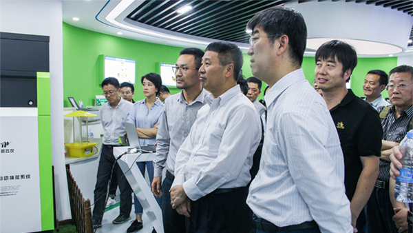 全國農技中心黨委書記魏啟文一行參觀伊人下载视频展廳