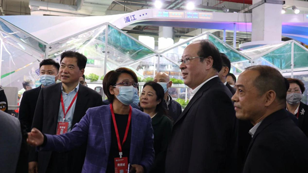 浦江縣虞紅梅副縣長向浙江省彭佳學副省長、農業農村廳唐冬壽副廳長等領導一行介紹“超級農場”