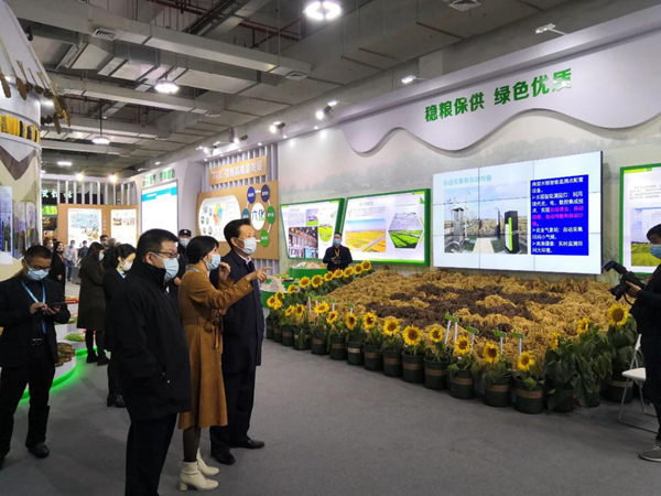 第十三屆全國人民代表大會華僑委員會委員王輝忠、浙江省農業農村廳廳長王通林等領導一行聽取“生產科技化”建設情況